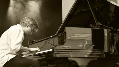 Plakat wydarzenia:  MICHAŁ CIESIELSKI – Piano Stories  Recital fortepianowy